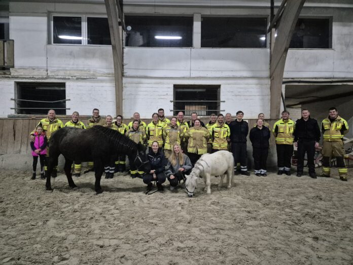 Die Feuerwehr Seelze beim Ausbildungsdienst zur Tierrettung auf der Reitanlage Kahle Die Feuerwehr Seelze trainiert Tierrettung mit Pferden und Ponys und erlernt wichtige Sicherheitsmaßnahmen auf der Reitanlage