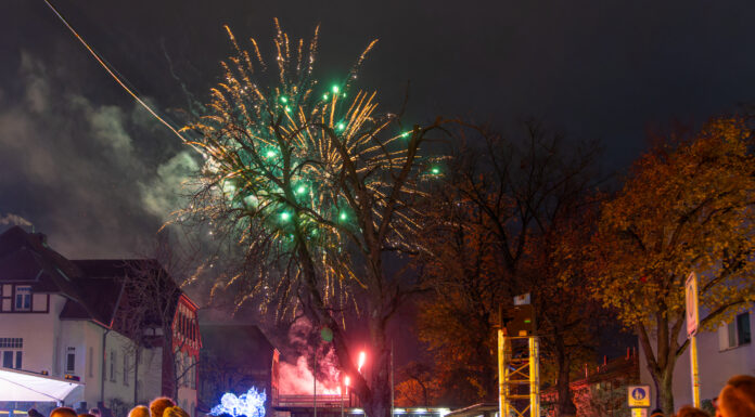Seelzer Lichtermeer 2025: Ein Fest für alle Sinne mit Lichtkunst und Feuerwerk Das Seelzer Lichtermeer 2025: Ein Fest für alle Sinne mit Lichtkunst, Musik und einem spektakulären Höhenfeuerwerk