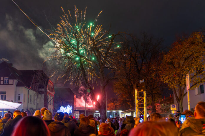 Seelzer Lichtermeer 2025: Ein Fest für alle Sinne mit Lichtkunst und Feuerwerk Das Seelzer Lichtermeer 2025: Ein Fest für alle Sinne mit Lichtkunst, Musik und einem spektakulären Höhenfeuerwerk
