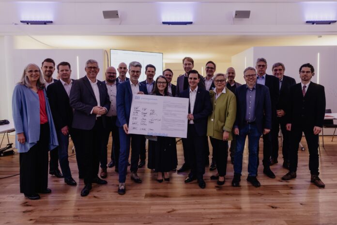 Bürgermeister Alexander Masthoff mit den weiteren unterzeichnenden Vertreter*innen der der beteiligten Kommunen und Landkreise/ Region Hannover. Hochwasserschutz durch neue Hochwasserpartnerschaft: Seelze engagiert sich für mehr Sicherheit und Klimaanpassung in der Region