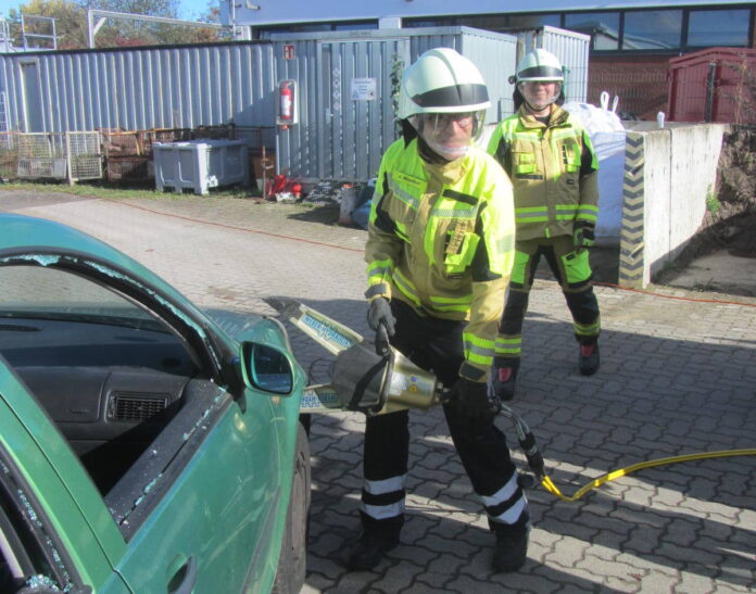 Auch der Bürgermeister ist mit dabei: "Azubi" Alexander Masthoff bei der Arbeit mit dem Rettungsspreizer Freiwillige Feuerwehr Seelze Ausbildung Katastrophenschutz: Hohe Teilnehmerzahl zeigt großes Interesse an Feuerwehrmitgliedschaft