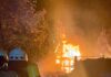 Feuerwehr muss Gartenlaube löschen. Nächtlicher Einsatz in Kleingartenanlage. Brandursache wird von der Kriminalpolizei ermittelt