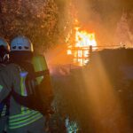 Feuerwehr muss Gartenlaube löschen, nächtlicher Einsatz in Kleingartenanlage Feuerwehr muss Gartenlaube löschen. Nächtlicher Einsatz in Kleingartenanlage. Brandursache wird von der Kriminalpolizei ermittelt