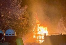 Feuerwehr muss Gartenlaube löschen. Nächtlicher Einsatz in Kleingartenanlage. Brandursache wird von der Kriminalpolizei ermittelt
