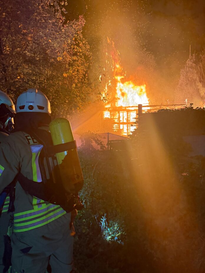 Feuerwehr muss Gartenlaube löschen. Nächtlicher Einsatz in Kleingartenanlage. Brandursache wird von der Kriminalpolizei ermittelt