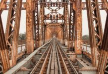 Erneuerung der Eisenbahnbrücke Letter: Sperrung des Betriebswegs für drei Monate sorgt für Einschränkungen im Verkehr