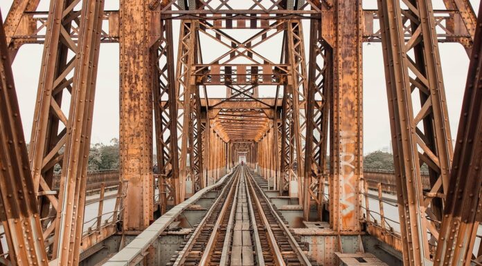 Erneuerung der Eisenbahnbrücke Letter: Sperrung des Betriebswegs für drei Monate Erneuerung der Eisenbahnbrücke Letter: Sperrung des Betriebswegs für drei Monate sorgt für Einschränkungen im Verkehr