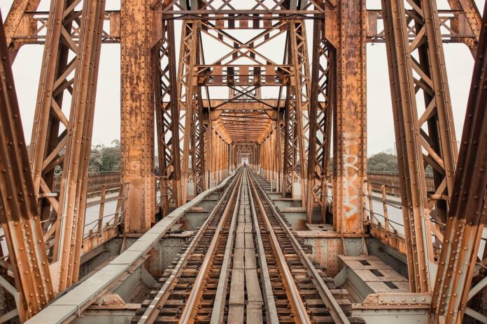 Die Eisenbahnbrücke wird umfassend erneuert Erneuerung der Eisenbahnbrücke Letter: Sperrung des Betriebswegs für drei Monate sorgt für Einschränkungen im Verkehr