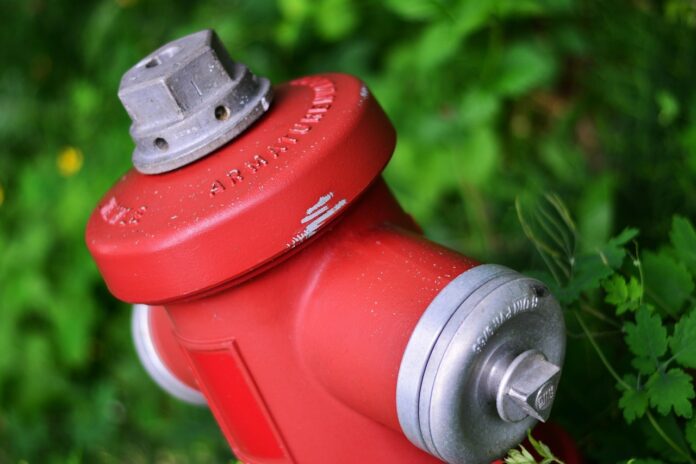 Ortsfeuerwehr Dedensen überprüft Hydranten Ortsfeuerwehr überprüft Hydranten: Trinkwasser kann trüb werden. Vorübergehende Trübungen sind gesundheitlich unbedenklich