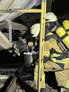 Ein Ethanolaustritt am Rangierbahnhof Seelze führte zur Alarmierung der Feuerwehr. Gefahr für die Bevölkerung bestand nicht.