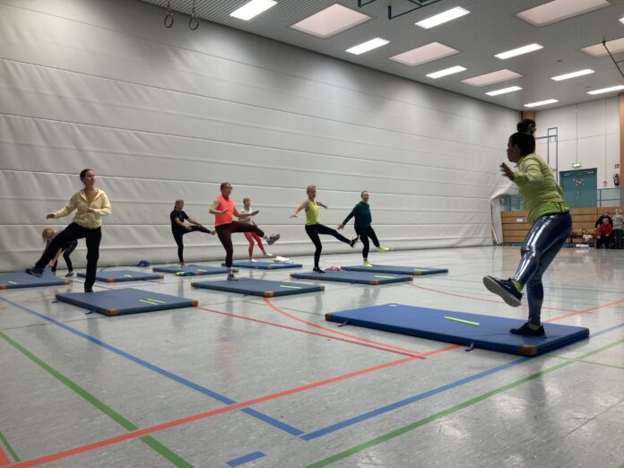 Aktionstag "Gesund durch Sport" in der Bertold-Brecht-Gesamtschule Aktionstag "Gesund durch Sport" von TuS Seelze und RSV Seelze begeistert Kinder und Erwachsene mit vielfältigem Programm voller Bewegung
