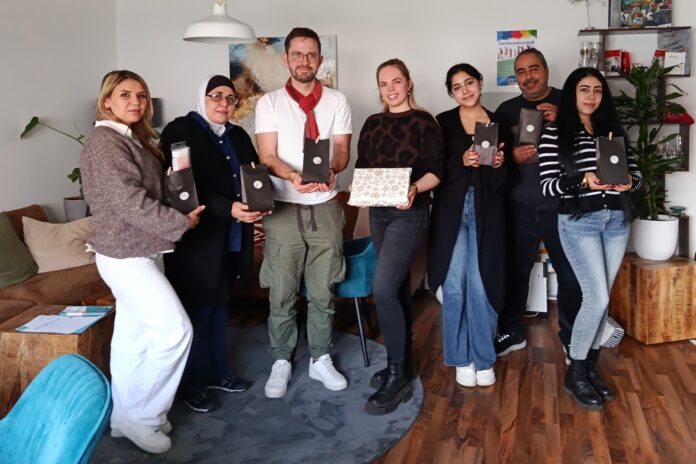 Die Ehrenamtlichen Nilgün Öztürk und Reman Jaajoul, Ecki-Koordinator Philipp Peters, Koordinatorin Annika Ahlfs vom Projekt "MiT sowie die Ehrenamtlichen Mai Alkebabi, Mazen Alkebabi und Maya Alkebabi laden zum gemeinsamen Öffnen der Türen ein. Der Adventskalender öffnet Türen und bietet Überraschungen in der Vorweihnachtszeit im Ecki