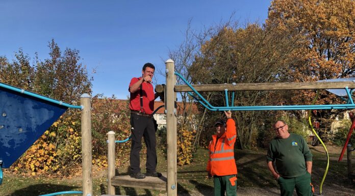 Jahreskontrolle: Prüfer bestätigt guten Zustand der städtischen Spielplätze Positive Jahreskontrolle der Spielplätze zeigt hohe Sicherheitsstandards und gute Instandhaltung der städtischen Spielgeräte