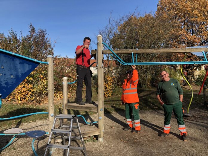 ls Teil der Jahreskontrolle begutachten Spielplatzprüfer Bernhard Schmidt (links) sowie Stephan Brede und Michael Schulz die Stabilität eines Holzspielgerätes auf dem Spielplatz an der Döteberger Straße. Dabei überprüfen sie unter anderem die Rissbildun Positive Jahreskontrolle der Spielplätze zeigt hohe Sicherheitsstandards und gute Instandhaltung der städtischen Spielgeräte