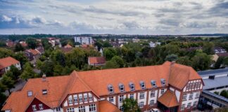 Für die Menschenrechte: Rathaus erstrahlt zum Aktionstag Cities for Life in Lila und setzt ein starkes Zeichen gegen die Todesstrafe