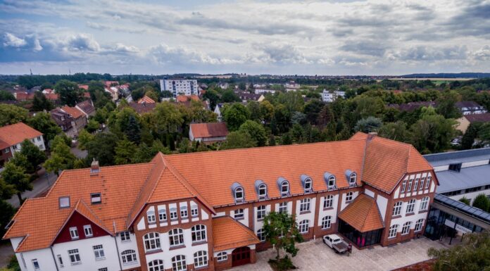 Für die Menschenrechte: Rathaus erstrahlt zum Aktionstag Cities for Life in Lila und setzt ein starkes Zeichen gegen die Todesstrafe