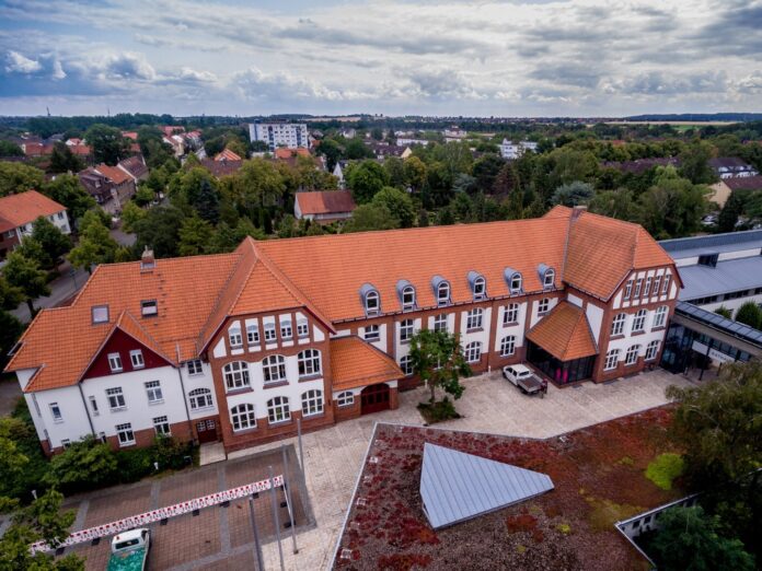 Für die Menschenrechte: Rathaus erstrahlt zum Aktionstag Cities for Life in Lila und setzt ein starkes Zeichen gegen die Todesstrafe