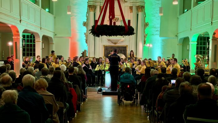 YoungStars begeistern mit festlicher Musik in stimmungsvollem Ambiente YoungStars verzaubern 450 Gäste mit festlichem Adventskonzert und bringen weihnachtliche Stimmung in die Kirchen