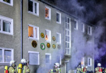 Kellerbrand in Seelze: Feuerwehr im Großeinsatz. Bewohner evakuiert, Brandursache wird ermittelt. Einsatzkräfte vor Ort