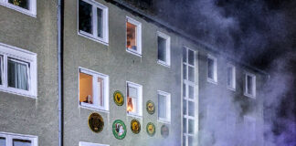 Kellerbrand in Seelze: Feuerwehr im Großeinsatz. Bewohner evakuiert, Brandursache wird ermittelt. Einsatzkräfte vor Ort