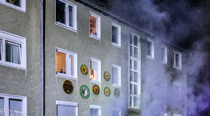 Kellerbrand in Seelze: Feuerwehr im Großeinsatz. Bewohner evakuiert, Brandursache wird ermittelt. Einsatzkräfte vor Ort