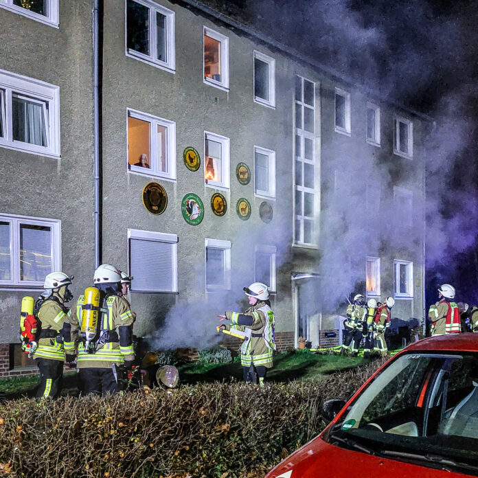Schadensträchtiger Kellerbrand in Seelze Kellerbrand in Seelze: Feuerwehr im Großeinsatz. Bewohner evakuiert, Brandursache wird ermittelt. Einsatzkräfte vor Ort