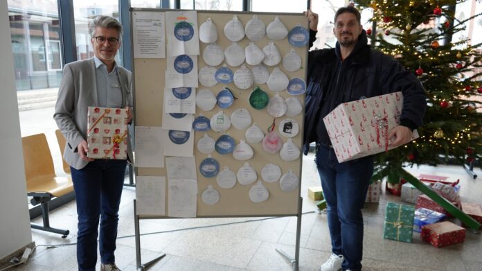 Die Wunschbaum-Aktion erfüllt Herzenswünsche von Kindern und Jugendlichen und bringt Freude zu Weihnachten