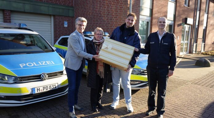 Weihnachtspakete für Einsatzkräfte: Bürgermeister dankt für unermüdlichen Einsatz und Wertschätzung der Polizei und Rettungskräfte