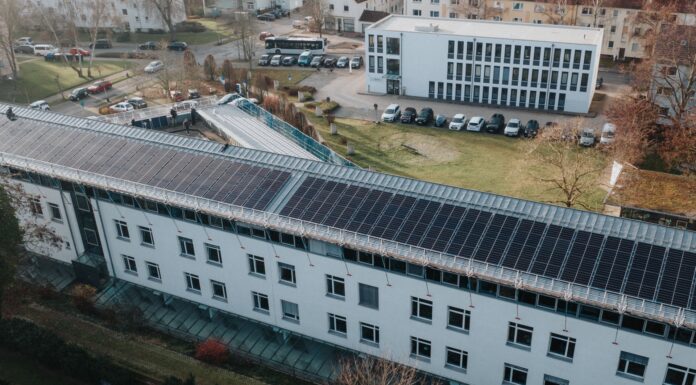 Klimaschutz: Photovoltaikanlage auf dem Rathaus zeigt Seelzes Engagement für eine klimaneutrale Energieversorgung bis 2040