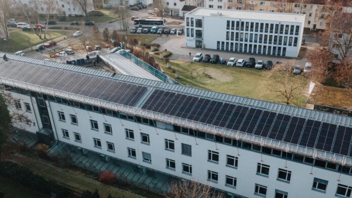 Klimaschutz: Photovoltaikanlage auf dem Rathaus zeigt Seelzes Engagement für eine klimaneutrale Energieversorgung bis 2040