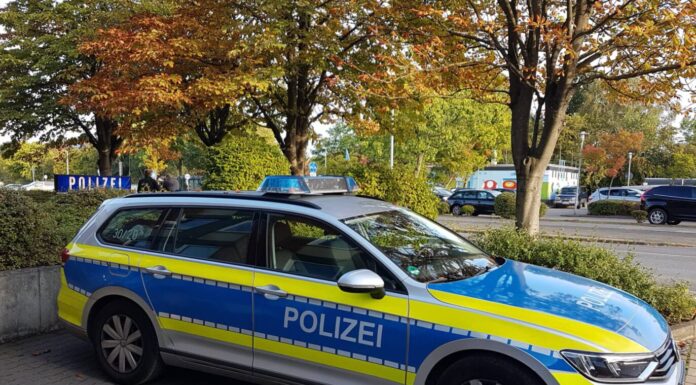 Verkehrsunfall unter Alkohol: 70-Jährige verursacht Schäden an Poller und Pkw. Polizei ermittelt wegen Gefährdung des Straßenverkehrs