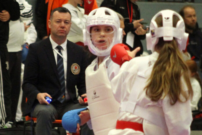 Emilia Albertus belegte im Freikampf den 1. Platz Nachwuchs-Karateka siegen eindrucksvoll: Emilia, Anton und Jan brillieren, neue WKF-Regeln sorgen für mehr Sicherheit und Jugend