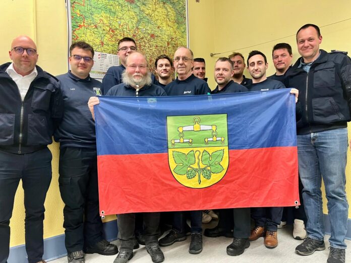 Die Gründungsmitglieder (v.l.n.r.) Patrick Volker, Luca Hartmann, Andre Werhahn, Michael Müller, Arne Wulf, Bernd Otte, Marcel Uhde, Torgen Monden, Robin Cordes, Christopher Wulf, Andre Pamperin, Lars Volker Förderverein bringt Feuerwehr Almhorst neue Stärke: Gründung mit zwölf Mitgliedern, Ziele für Jugend, Kameradschaft und Förderung