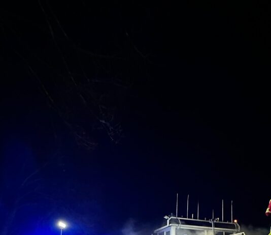 Ein Verletzter bei Schiffsbrand in Seelze am Silvesterabend Ein Verletzter bei Schiffsbrand am Silvesterabend in Seelze. Feuerwehr und Rettungsdienst im Einsatz