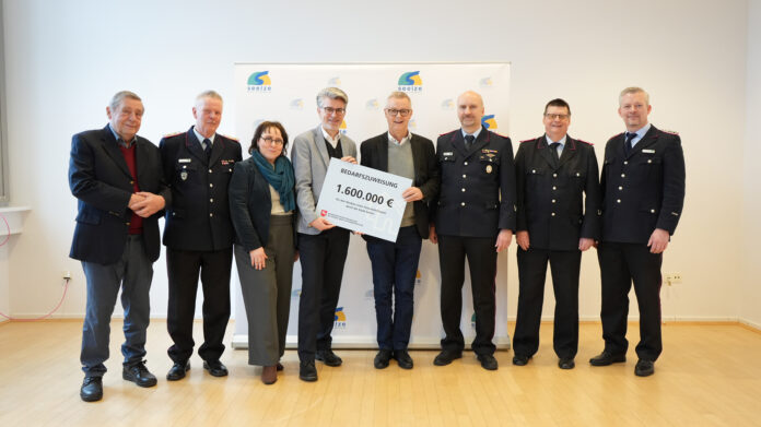 Wertvoller Beitrag für das neue Feuerwehr-Gerätehaus in Döteberg: Bürgermeister Alexander Masthoff (von links) und Stadtbrandmeister Christian Kielhorn nehmen den symbolischen Förderbescheid von Ingo Marek entgegen Seelze erhält 1,6 Millionen Euro für Feuerwehrhaus in Döteberg. Ein wichtiger Schritt für den Brandschutz und das Ehrenamt