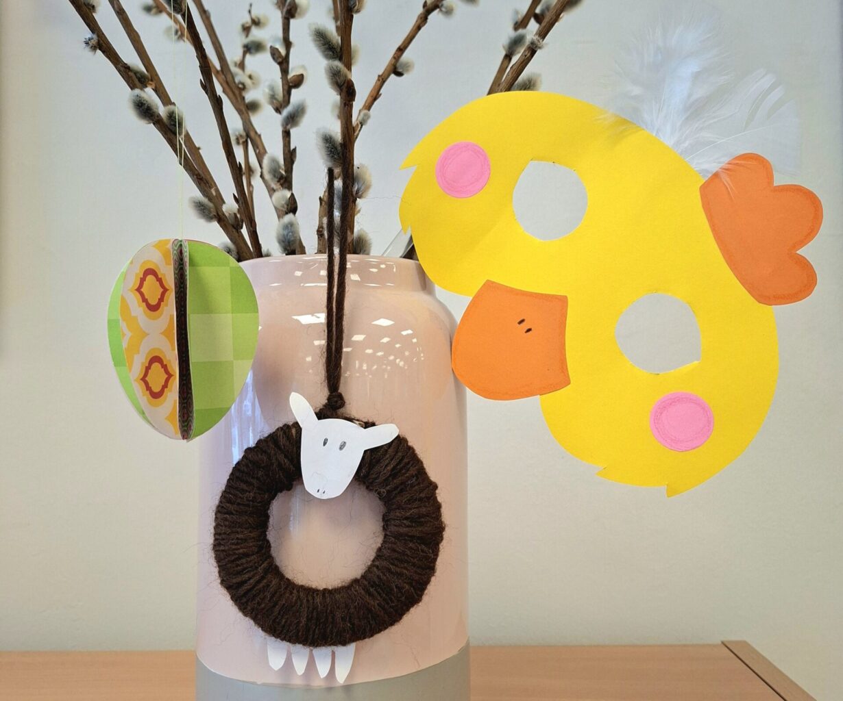 Osterdekorationen basteln: Stadtbibliothek lädt Kinder ein. Kreatives Gestalten mit Schafen, Küken und bunten Ostereiern