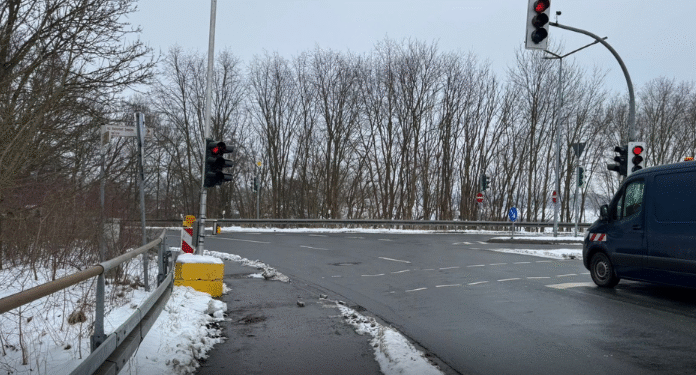 Ampel-Umbau verschiebt sich 2 Wochen – Staus und Behinderungen erwartet Ampel-Umbau verschiebt sich zwei Wochen – Arbeiten beginnen 25. Februar, eine Woche Behinderungen und Staus werden erwartet