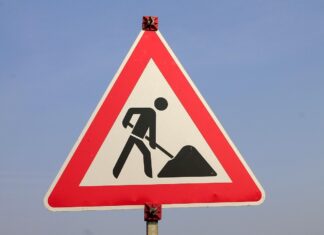 Die Erneuerung der Eisenbahnbrücke führt zur Sperrung am Stichkanal bis Ende April. Fuß- und Radverkehr bleiben bis dahin eingeschränkt