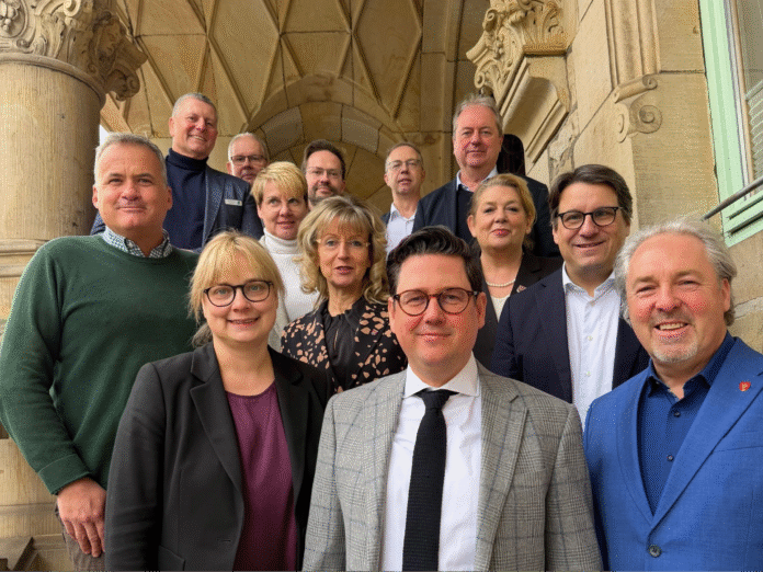 Bei ihrem Treffen in Bückeburg vereinbaren die Vertreter der Unterzeichnerkommunen der Nenndorfer Erklärung, ihre Zusammenarbeit zur länderübergreifenden Korridorgemeinschaft auszuweiten Kommunen bilden länderübergreifende Korridorgemeinschaft gegen die ICE-Trassenpläne der Deutschen Bahn und fordern Neubewertung