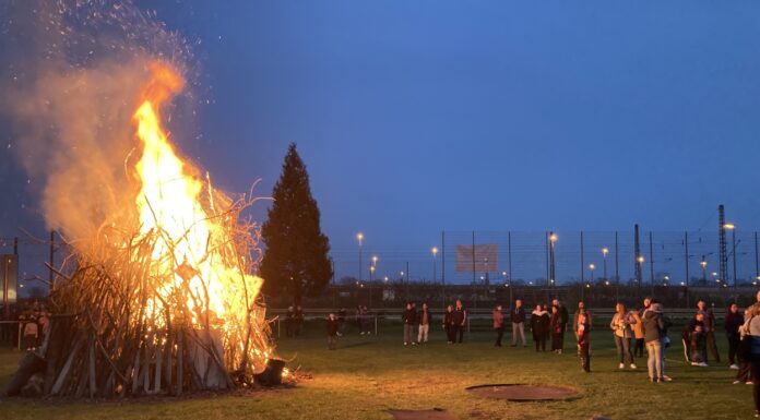 RSV-Jubiläum startet: Osterfeuer lockt – Eintritt frei, Musik dabei Osterfeuer lockt – Eintritt frei: Ab 17 Uhr startet der Abend mit Musik, Feuer um 18:45 Uhr und Jubiläumsauftakt beim RSV Seelze