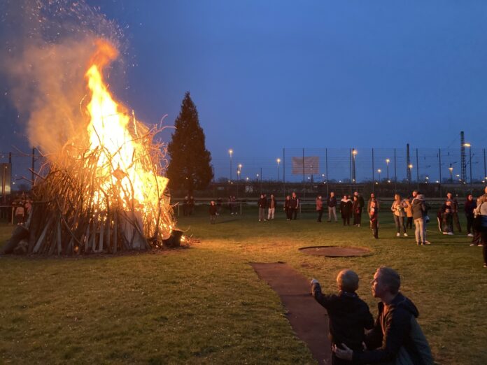 RSV-Jubiläum startet: Osterfeuer lockt – Eintritt frei, Musik dabei Osterfeuer lockt – Eintritt frei: Ab 17 Uhr startet der Abend mit Musik, Feuer um 18:45 Uhr und Jubiläumsauftakt beim RSV Seelze