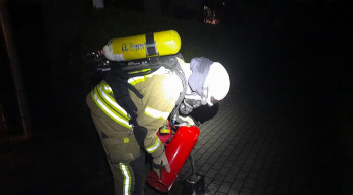 Brot brennt in Toaster – Rauchentwicklung in Wohnung am Freitagmorgen Brot brennt im Toaster: In einer Wohnung kommt es zu Rauchentwicklung, Feuerwehr rettet blinden Bewohner und lüftet durch