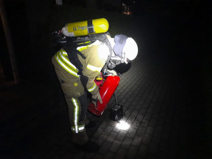Brot brennt in Toaster: Rauchentwicklung in Wohnung am Morgen Brot brennt im Toaster: In einer Wohnung kommt es zu Rauchentwicklung, Feuerwehr rettet blinden Bewohner und lüftet durch