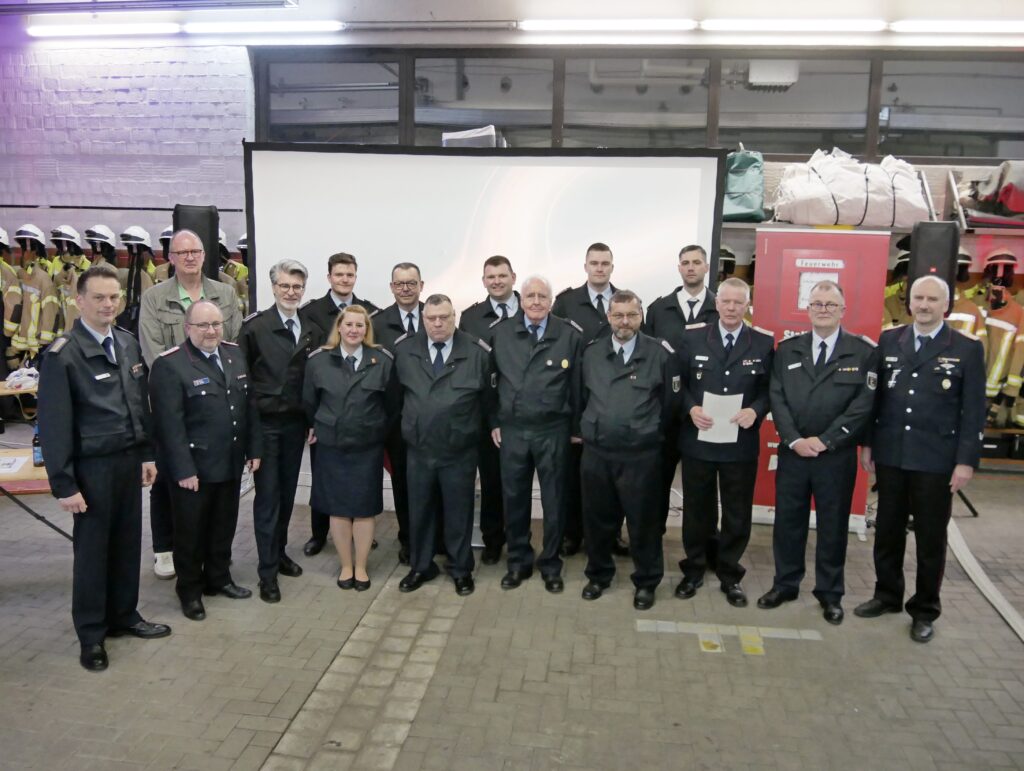 Die geehrten und beförderten Mitglieder der Ortsfeuerwehr Seelze mit Gratulaten