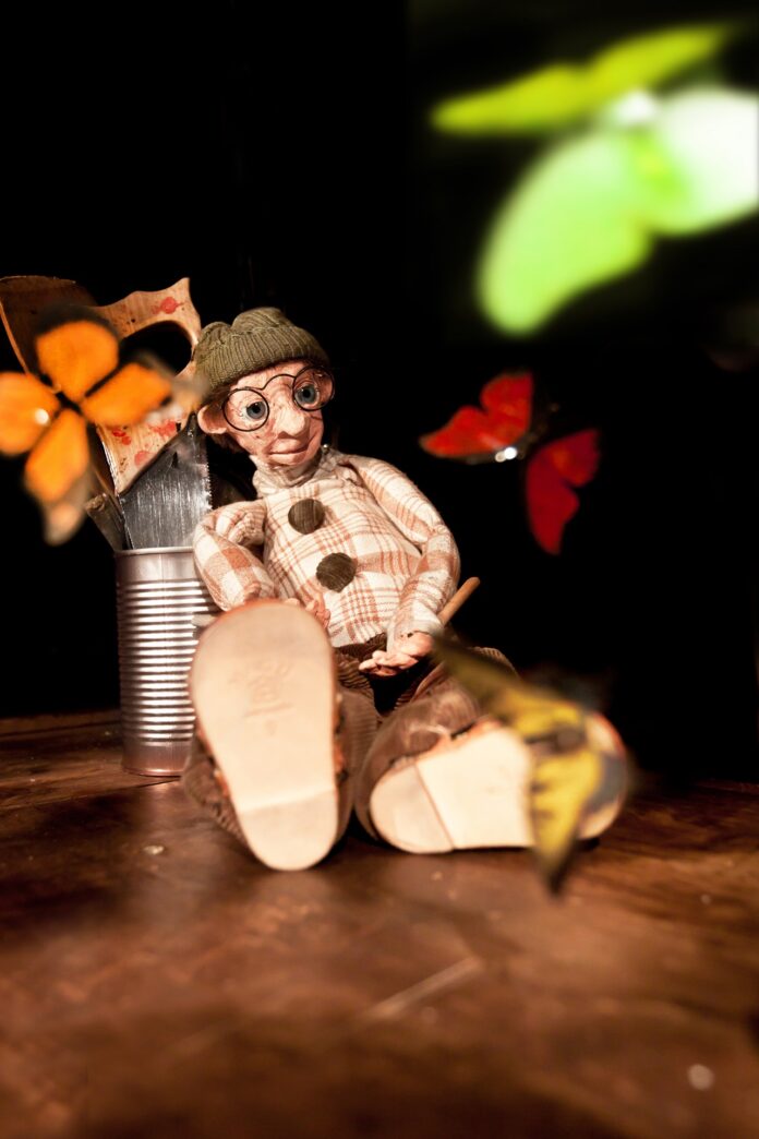 Theater für Kinder: In „Die Werkstatt der Schmetterlinge“ entfaltet Rodolfo eine bunte Welt voller Kreativität und Fantasie Figurentheater nach Gioconda Belli: Rodolfo erschafft den Schmetterling – Termine, Preise und Karten im Überblick