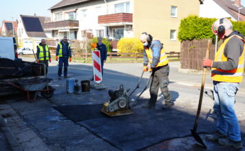 Frostschäden werden ausgebessert: Lange Frost, viele Reparaturen: Seelze stopft jetzt Schlaglöcher in 50 Straßen Frostschäden werden ausgebessert: Lange Frost, viele Reparaturen: Seelze stopft jetzt Schlaglöcher in 50 Straßen – mit Plan und Prioritätenliste und Blick