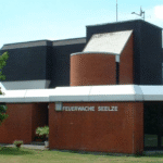 Ein Fettbrand in einem Mehrfamilienhaus führte zu einem Feuerwehreinsatz und verletzten Personen. Details zum Vorfall