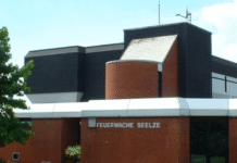 Ein Fettbrand in einem Mehrfamilienhaus führte zu einem Feuerwehreinsatz und verletzten Personen. Details zum Vorfall