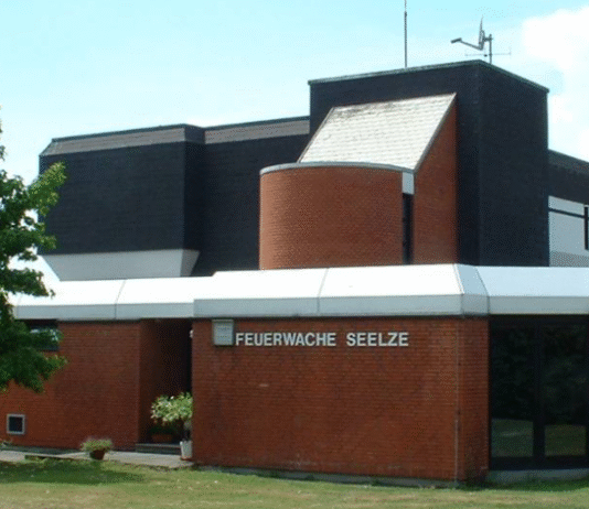 Ein Fettbrand in einem Mehrfamilienhaus führte zu einem Feuerwehreinsatz und verletzten Personen. Details zum Vorfall