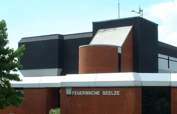 Fettbrand löst Feuerwehreinsatz in Mehrfamilienhaus aus Ein Fettbrand in einem Mehrfamilienhaus führte zu einem Feuerwehreinsatz und verletzten Personen. Details zum Vorfall